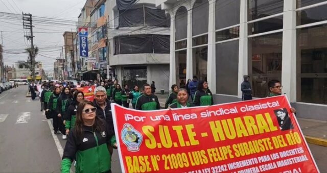 Huaral maestros del SUTEP se movilizan por pensiones dignas y mayor presupuesto para educación.
