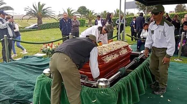 Sepultan los restos de ex alcalde Jaime Uribe en el parque del recuerdo de Lurín