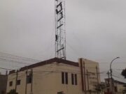 Rescatan a dos trabajadores atrapados en lo alto de una antena de internet en la Av. Chancay Rescatan a dos trabajadores atrapados en lo alto de una antena de internet en la Av. Chancay