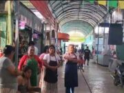 Comerciantes del mercado “Mora Parra” indignados con la actitud de fiscalizadores al imponer multas de s/1,300