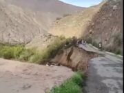 HUAROCHIRÍ: Auto cae al rio en la carretera Antapucro – Antioquia