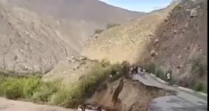 HUAROCHIRÍ: Auto cae al rio en la carretera Antapucro – Antioquia