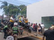 Huaral: retiran motos estacionadas en zonas rígidas durante operativo en la plaza de armas Huaral retiran motos estacionadas en zonas rígidas durante operativo en la plaza de armas