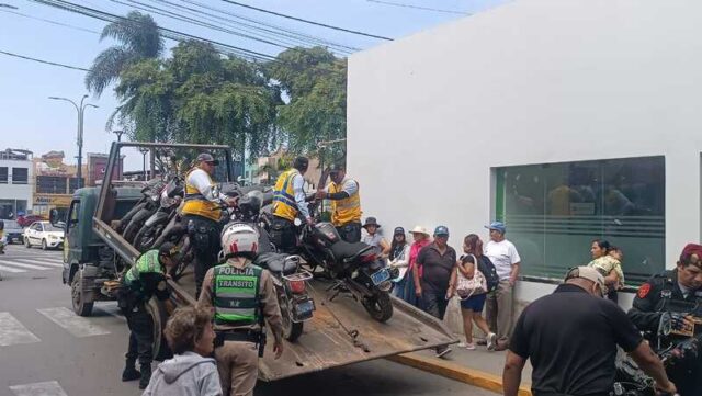 Huaral retiran motos estacionadas en zonas rígidas durante operativo en la plaza de armas
