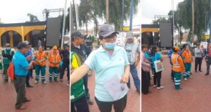Obreros Municipales protestan en frontis de la Municipalidad de Huaral por presunta discriminación laboral Obreros Municipales protestan en frontis de la Municipalidad de Huaral por presunta discriminación laboral
