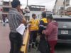 Mujer intenta impedir que retiren vehículo estacionado en la plaza de armas de Huaral. Mujer intenta impedir que retiren vehículo estacionado en la plaza de armas de Huaral.