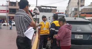 Mujer intenta impedir que retiren vehículo estacionado en la plaza de armas de Huaral. Mujer intenta impedir que retiren vehículo estacionado en la plaza de armas de Huaral.