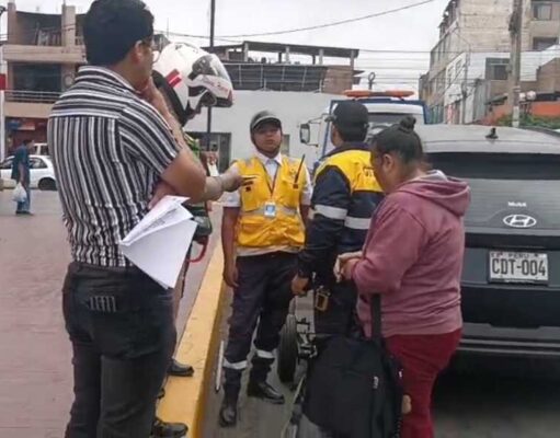 Mujer intenta impedir que retiren vehículo estacionado en la plaza de armas de Huaral. Mujer intenta impedir que retiren vehículo estacionado en la plaza de armas de Huaral.