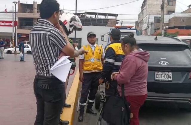 Mujer intenta impedir que retiren vehículo estacionado en la plaza de armas de Huaral Mujer intenta impedir que retiren vehículo estacionado en la plaza de armas de Huaral.